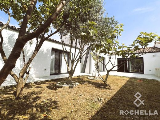 ‏בתי יוקרה ב  Périgny, השראנט הימי