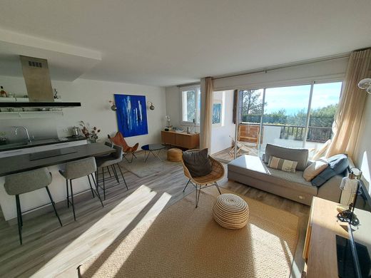 Apartment / Etagenwohnung in Cassis, Bouches-du-Rhône