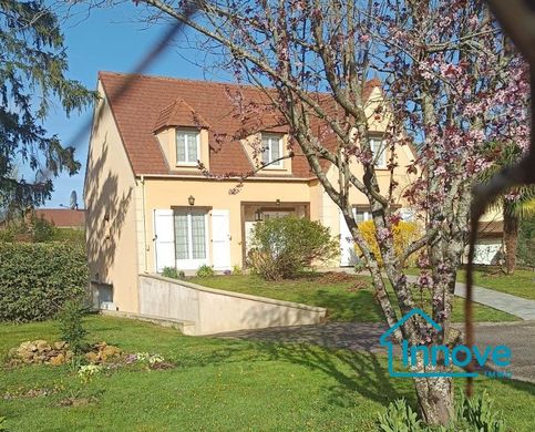 Luxury home in Les Essarts-le-Roi, Yvelines