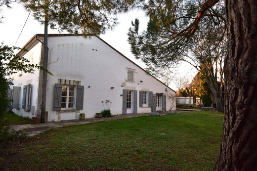 Luxus-Haus in Breuillet, Charente-Maritime