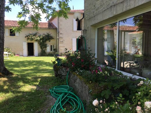 Casa di lusso a Matha, Charente-Maritime