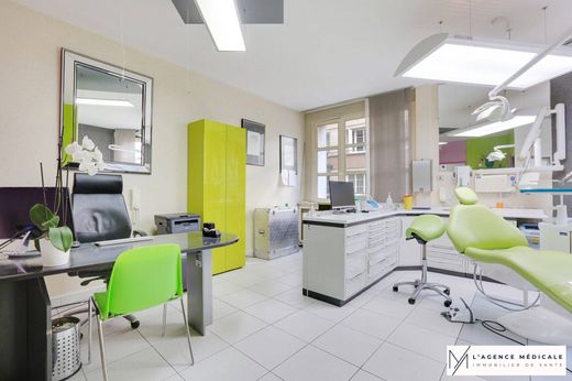 Apartment / Etagenwohnung in Issy-les-Moulineaux, Hauts-de-Seine