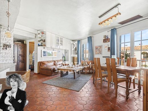 Apartment / Etagenwohnung in Grimaud, Var