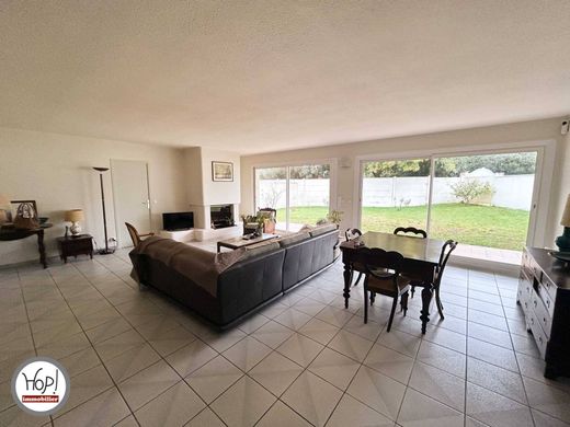 Luxury home in Bruges, Gironde