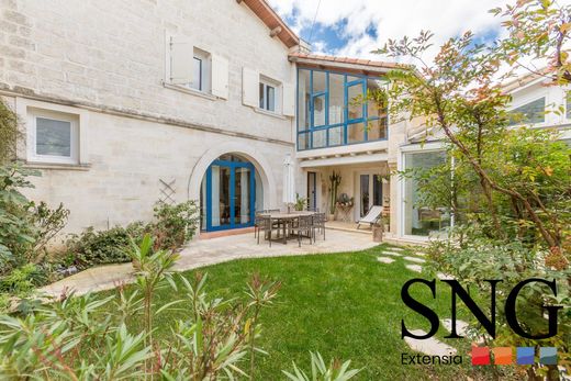 豪宅  Saint-Laurent-d'Aigouze, Gard