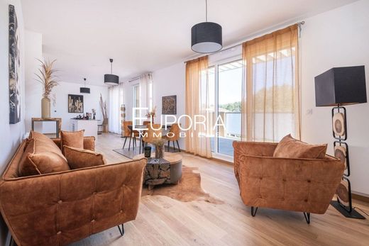 Apartment / Etagenwohnung in Tassin-la-Demi-Lune, Rhône