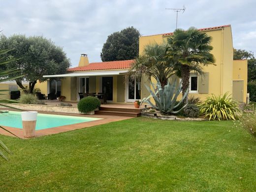 Casa di lusso a Lagord, Charente-Maritime