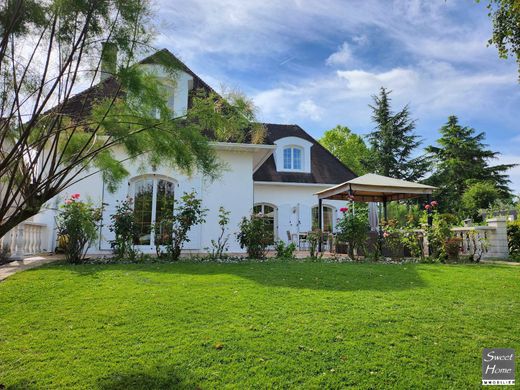 Casa di lusso a Magny-les-Hameaux, Yvelines