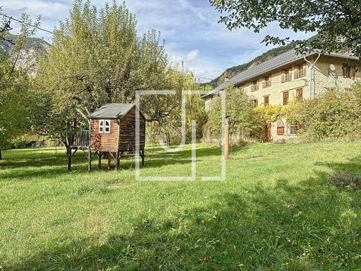 Jausiers, Alpes-de-Haute-Provenceの高級住宅