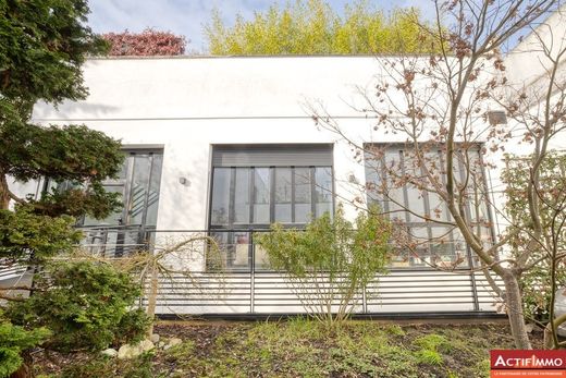 Apartment / Etagenwohnung in Clamart, Hauts-de-Seine