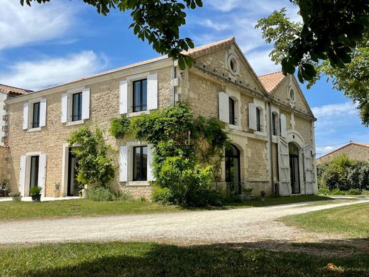 Maison de luxe à Gond-Pontouvre, Charente