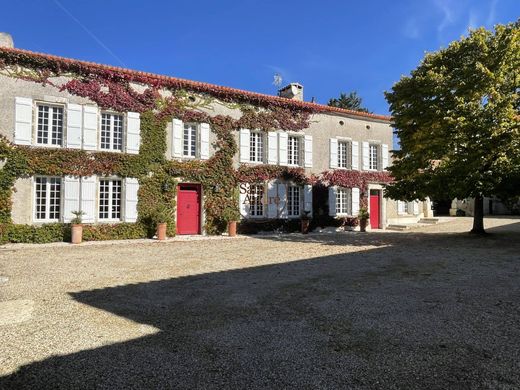 Luxury home in Roullet-Saint-Estèphe, Charente