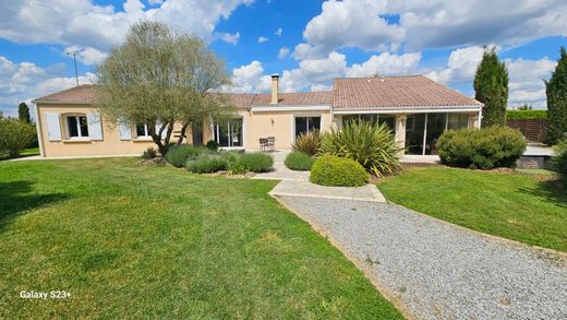 Luxury home in Magné, Deux-Sèvres