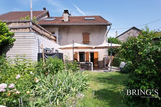 Luxe woning in Cranves-Sales, Haute-Savoie