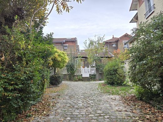 Luxury home in Buttes-Chaumont, Villette, Bas Belleville, Paris