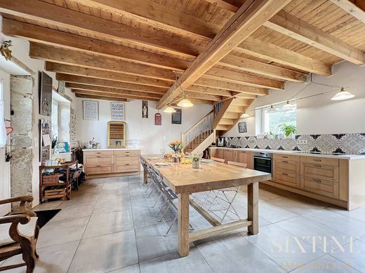 Luxus-Haus in Maubec, Isère