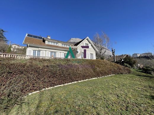 Luxus-Haus in Corenc, Isère
