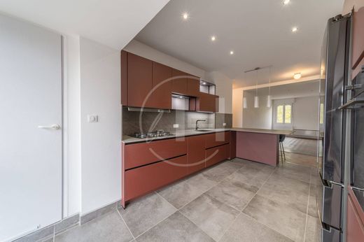 Apartment / Etagenwohnung in Metz, Moselle