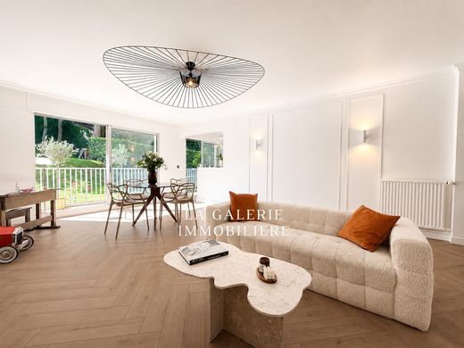 Apartment / Etagenwohnung in Puteaux, Hauts-de-Seine