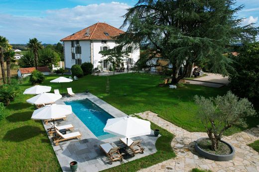 Guiche, Pyrénées-Atlantiquesの高級住宅