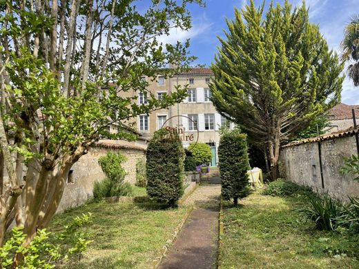 Maison de luxe à La Rochefoucauld, Charente