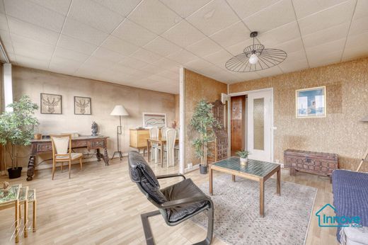 Apartment in Montmartre, Abbesses, Grandes-Carrières, Paris