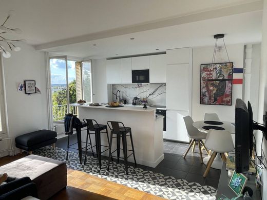 Apartment / Etagenwohnung in Chaville, Hauts-de-Seine