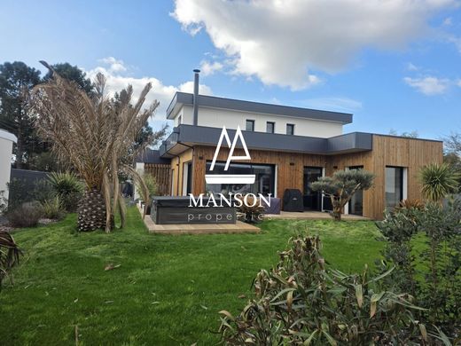 Luxury home in Le Haillan, Gironde