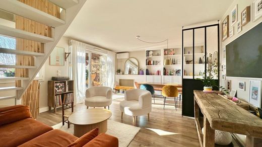 Apartment / Etagenwohnung in Annecy, Haute-Savoie