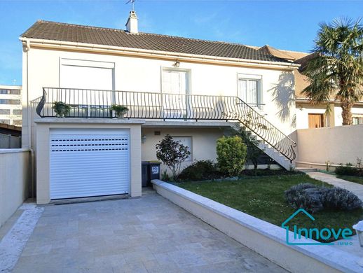Luxury home in Les Clayes-sous-Bois, Yvelines