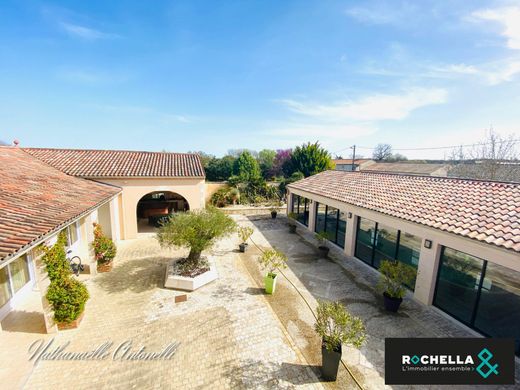 Casa di lusso a Aulnay, Charente-Maritime