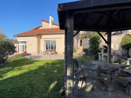 Luxus-Haus in Saint-Genest-Lerpt, Loire