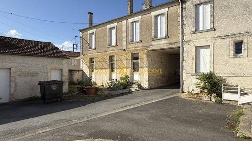 Complesso residenziale a Saint-Yrieix-sur-Charente, Charente