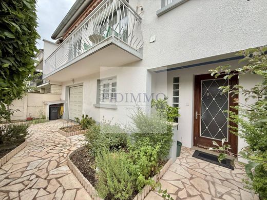 منزل ﻓﻲ Ormesson-sur-Marne, Val-de-Marne