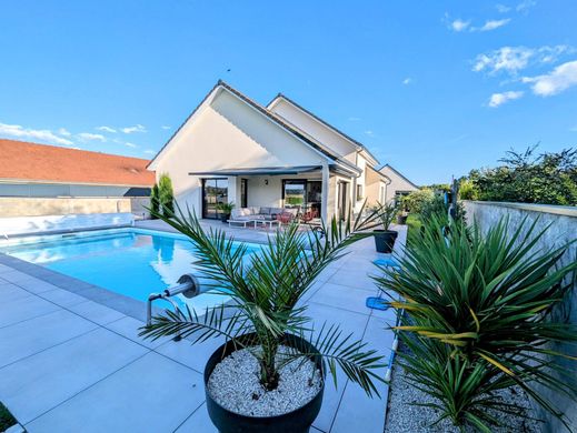 Luxury home in Is-sur-Tille, Cote d'Or