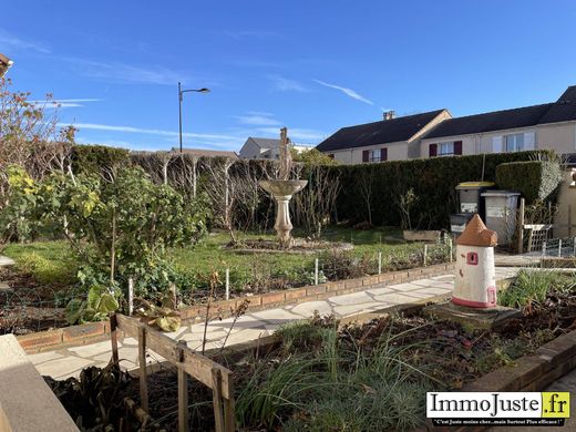 Luxury home in Montigny-le-Bretonneux, Yvelines