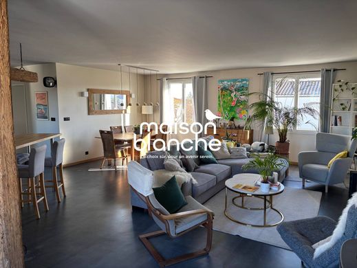 Casa di lusso a Lagord, Charente-Maritime