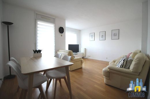 Apartment / Etagenwohnung in Courbevoie, Hauts-de-Seine