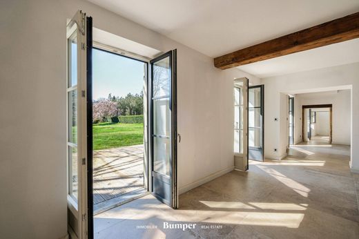 Luxury home in Saint-Genis-Laval, Rhône