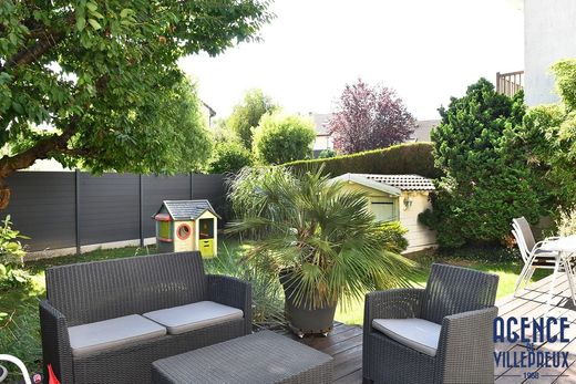 منزل ﻓﻲ Villepreux, Yvelines