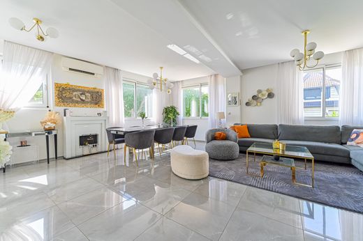 Luxury home in Bonneuil-sur-Marne, Val-de-Marne
