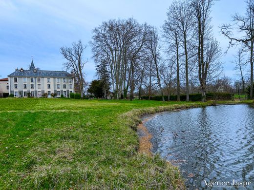 Schloss / Burg in Sury-le-Comtal, Loire