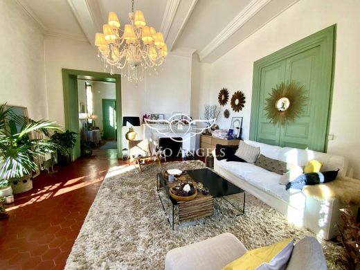 Apartment / Etagenwohnung in Nîmes, Gard