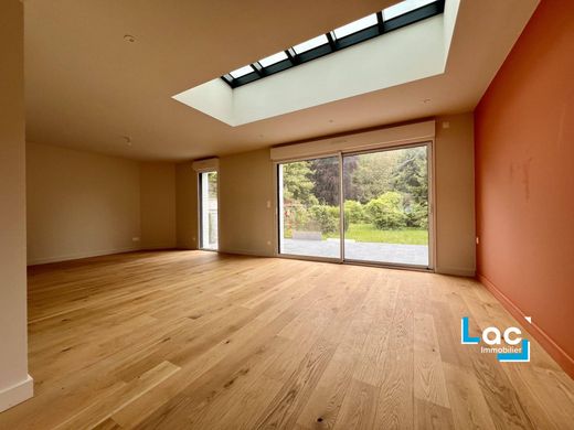 Luxury home in Tressin, North