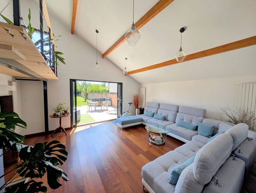 منزل ﻓﻲ Le Mesnil-Saint-Denis, Yvelines