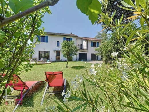 Casa di lusso a Fontaines-Saint-Martin, Rhône