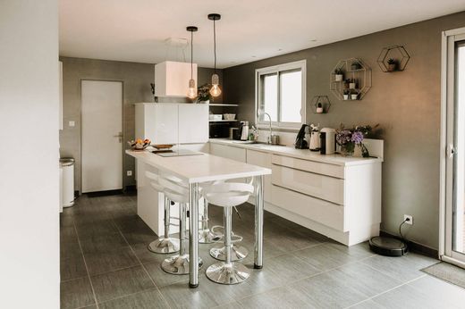 Luxe woning in Beaumont-lès-Randan, Puy-de-Dôme