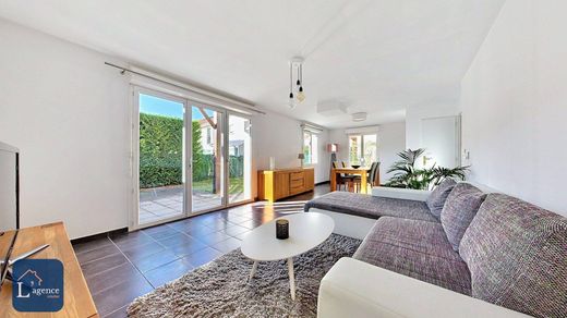 Luxury home in Saint-Genis-Pouilly, Ain