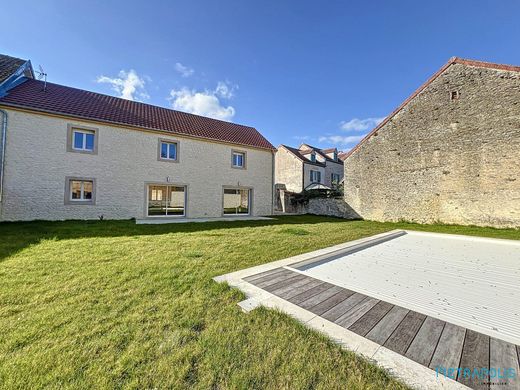Luxe woning in Savigny-le-Sec, Cote d'Or