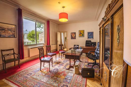Apartment / Etagenwohnung in Versailles, Yvelines